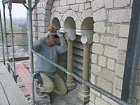 Renovierung- Scharrieren der Sandsteinkapitle